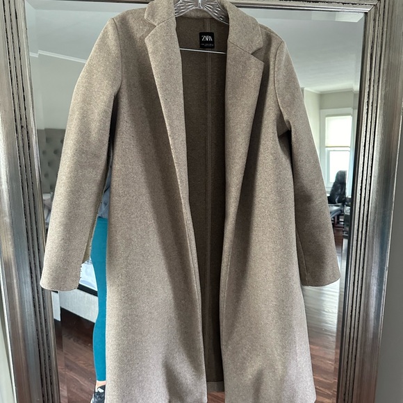 Med/spring/winter coat. Medium. Beautiful, classic and a practical piece. - Picture 3 of 5